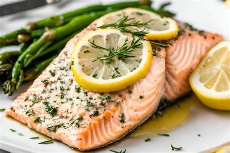 Salmón al horno con hierbas y rodajas de limón