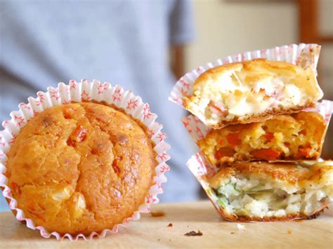 Variedad de muffins salados presentados en moldes de cupcakes, mostrando diferentes colores y texturas