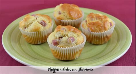 Primer plano de la masa base para muffins salados, con ingredientes visibles como huevos, leche y harina