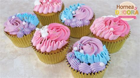 variedad de cupcakes y muffins decorados