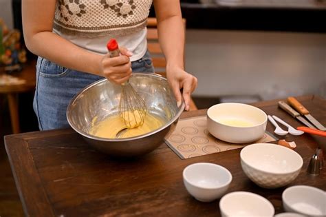 Persona batiendo nata para hacer mantequilla, mostrando la separación de sólidos y líquidos