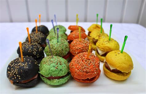 Comparativa visual de hamburguesas con pan de colores negro y rosa en campañas de comida rápida