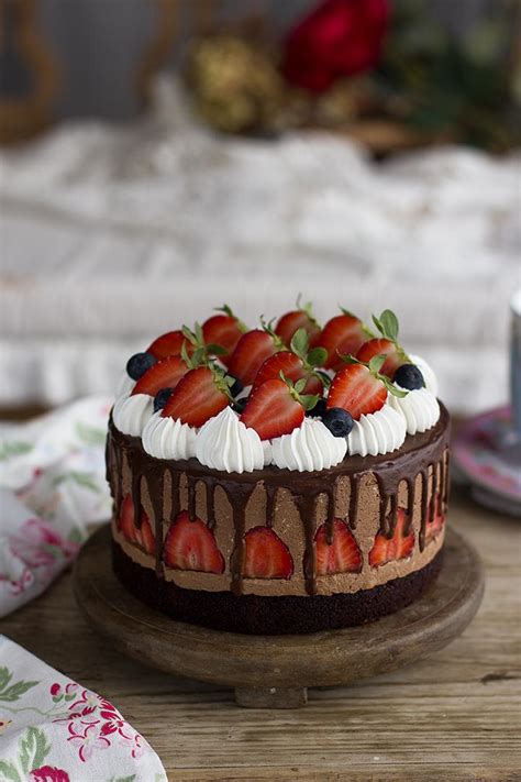 Tarta de mousse de chocolate blanco decorada con fresas y arándanos