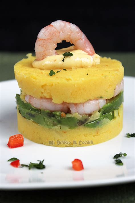 Torre de causa rellena de camarones y jaiba con aguacate