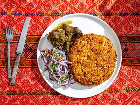 Tacu tacu con salmón y salsa cremosa de camarones