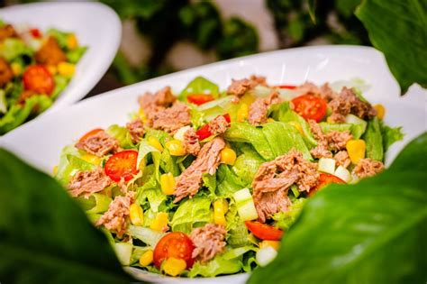 Persona comiendo una ensalada de atún