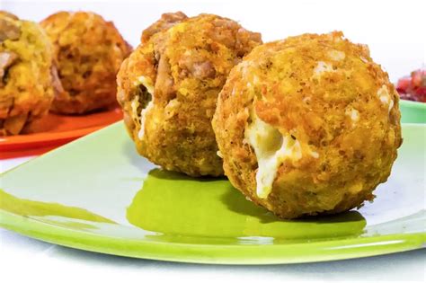 Bolones de verde ecuatorianos recién hechos en un plato con café