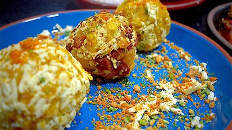 Bolones de verde rellenos de queso y chicharrón