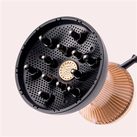 Infografía comparando un difusor de llama universal con piedras volcánicas, destacando su reutilización.