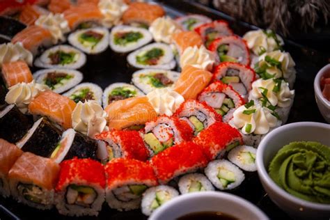 Fotografía de un surtido de rolls de sushi y piezas mixtas
