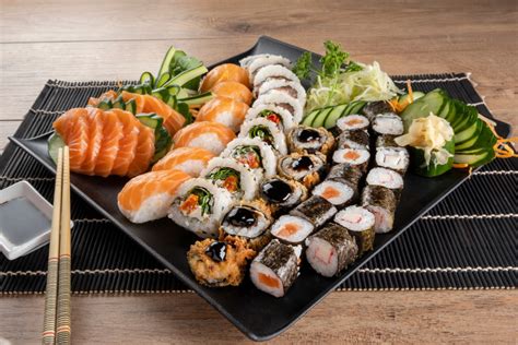 Infografía comparativa de los combos de sushi, mostrando sus componentes principales