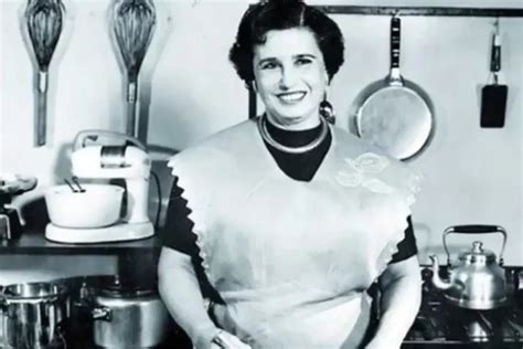 Retrato de Doña Petrona C. de Gandulfo cocinando en su programa de televisión