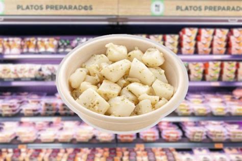 Funchi recién hecho en un plato, listo para acompañar el estofado