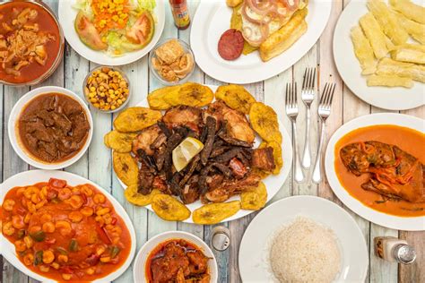 Mesa con varios platos caribeños, incluyendo estofado y funchi
