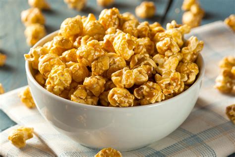 Imagen de un bol grande lleno de palomitas doradas y crujientes cubiertas de caramelo brillante.