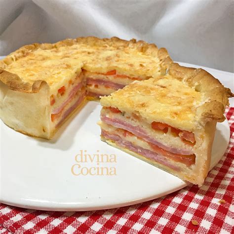 Pastel salado de jamón, queso y tomate cortado en porciones