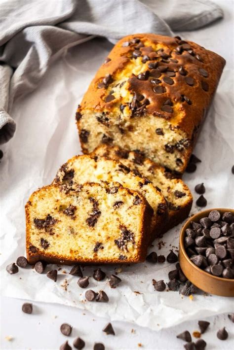 Rebanada de budín de pan napolitano con chips de chocolate y nueces