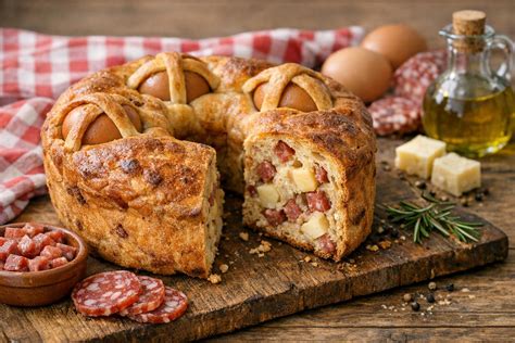 Casatiello napolitano con huevos y cruces de masa