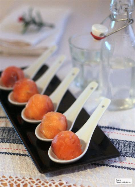 Esquema de montaje de una cuchara de aperitivo con base de crema, ingrediente principal y decoración