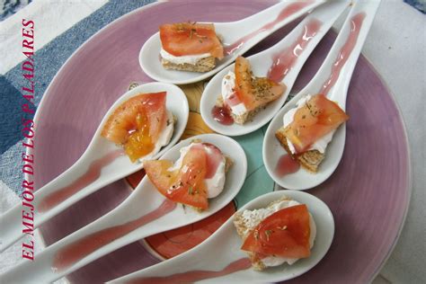 Fotografía de surtido de aperitivos fríos en cucharas de porcelana