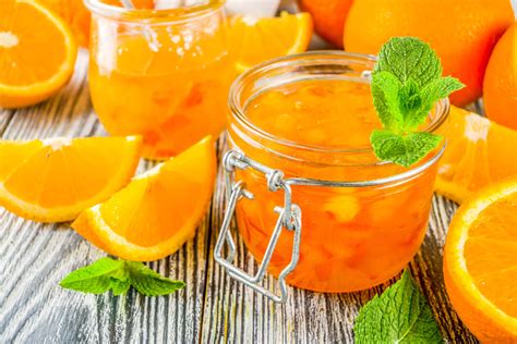 Foto: detalle de la mermelada de naranja con trocitos de piel en tarro de cristal.