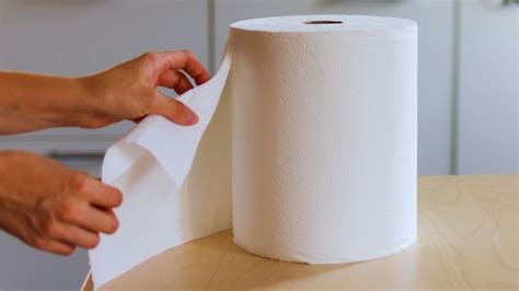 Pescado siendo secado con papel de cocina para eliminar la humedad de la piel