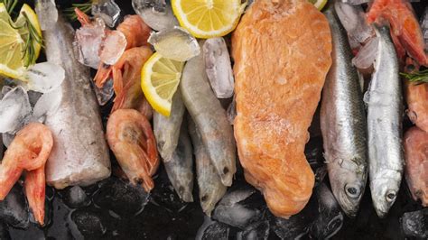 Variedad de pescados frescos adecuados para asar, como salmón, merluza y lubina