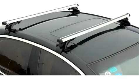 Esquema técnico que muestra la instalación de barras transversales sobre el techo de un vehículo tipo Suzuki SX4