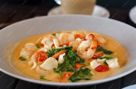Foto de una crema de mariscos cremosa con camarones y champiñones