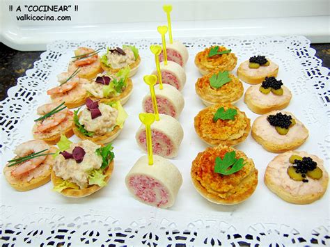 Fotografía profesional de una bandeja con canapés de pan de molde variados y decorados