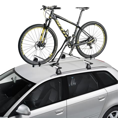 Imagen de un coche con portabicicletas de techo Thule
