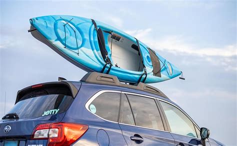 Imagen de un coche con portaequipajes para kayak o tabla de surf Thule