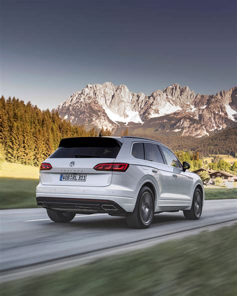 Fotografía de un Volkswagen Touareg en un entorno desértico o montañoso