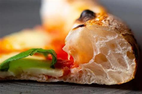 Esquema visual de una pizza napolitana: centro delgado y borde (cornicione) alto y alveolado