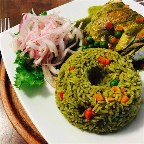Plato de comida peruana contemporánea con presentación artística