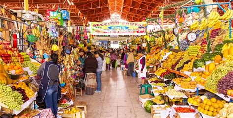 Puesto de comida tradicional en el Mercado de San Camilo