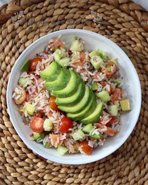 Ilustración de los ingredientes frescos para la ensalada de arroz integral con lechuga: arroz, brócoli, aguacate, pepino, lechuga, manzana, pasas, cebollín, limón.