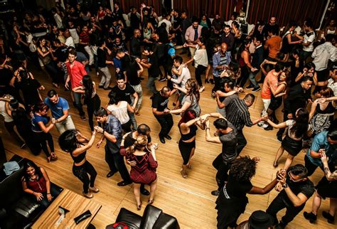Foto de personas bailando salsa con alegría