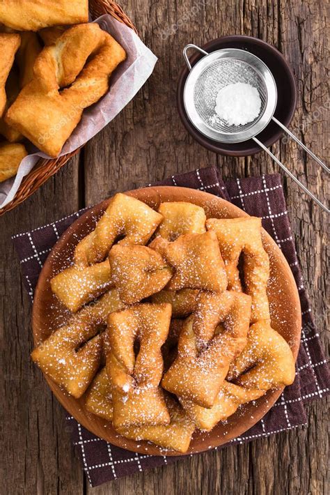 Fotografía de calzones rotos recién fritos y espolvoreados con azúcar flor