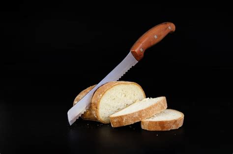 fotografía de primer plano mostrando cómo un cuchillo de pan corta una hogaza crujiente sin deformarla