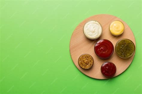 Ilustración de varios cuencos con diferentes salsas asiáticas de colores vibrantes.