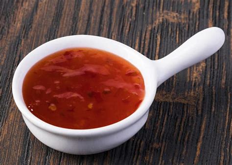 Un cuenco con salsa agridulce china roja y espesa, listo para servir.