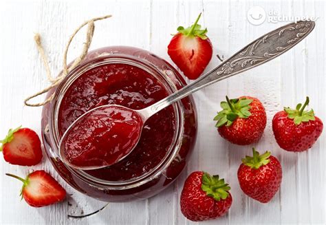 Frutas variadas frescas para hacer mermelada, como fresas, frambuesas y melocotones