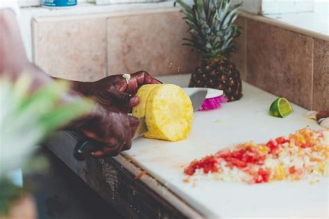 Persona lavando y cortando fruta fresca para mermelada