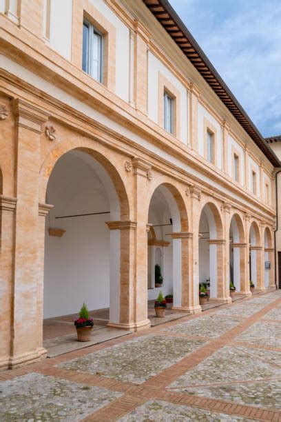 Vista exterior del Palacio Collicola en Spoleto