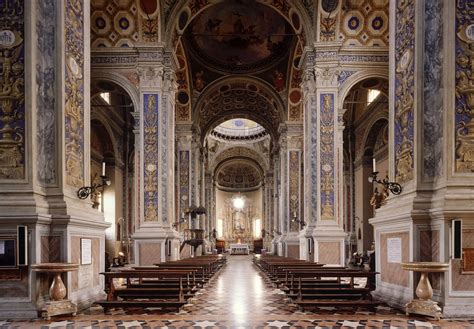 Interior de la iglesia de San Nicolò con la obra de Gino De Dominicis