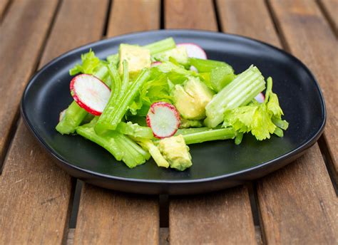 Ensalada de brócoli, apio y tocino lista para servir