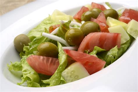 Foto de ensalada de lechuga con palmitos y aceitunas