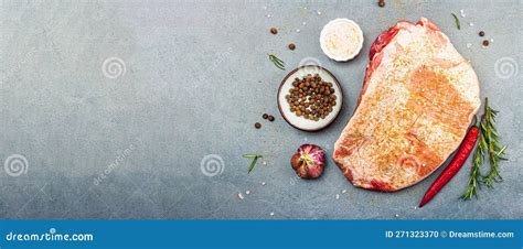 Ilustración de un corte de cerdo crudo y especias