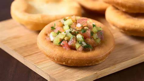 Fotografía de sopaipillas caseras recién fritas servidas con pebre fresco